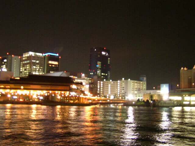 夜の神戸港の景色